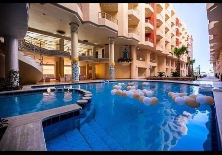 una gran piscina en un gran edificio en كازابلانكا بيتش, en Hurghada