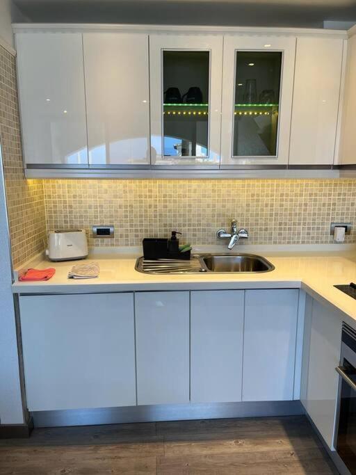 Kuchyňa alebo kuchynka v ubytovaní Apartment A/c - Fibra - SmartTv - modern