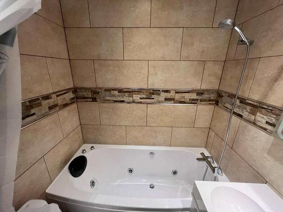 Kúpeľňa v ubytovaní Apartment A/c - Fibra - SmartTv - modern