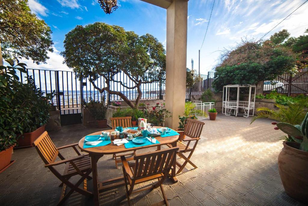 Un restaurante o sitio para comer en Holiday home Agatina