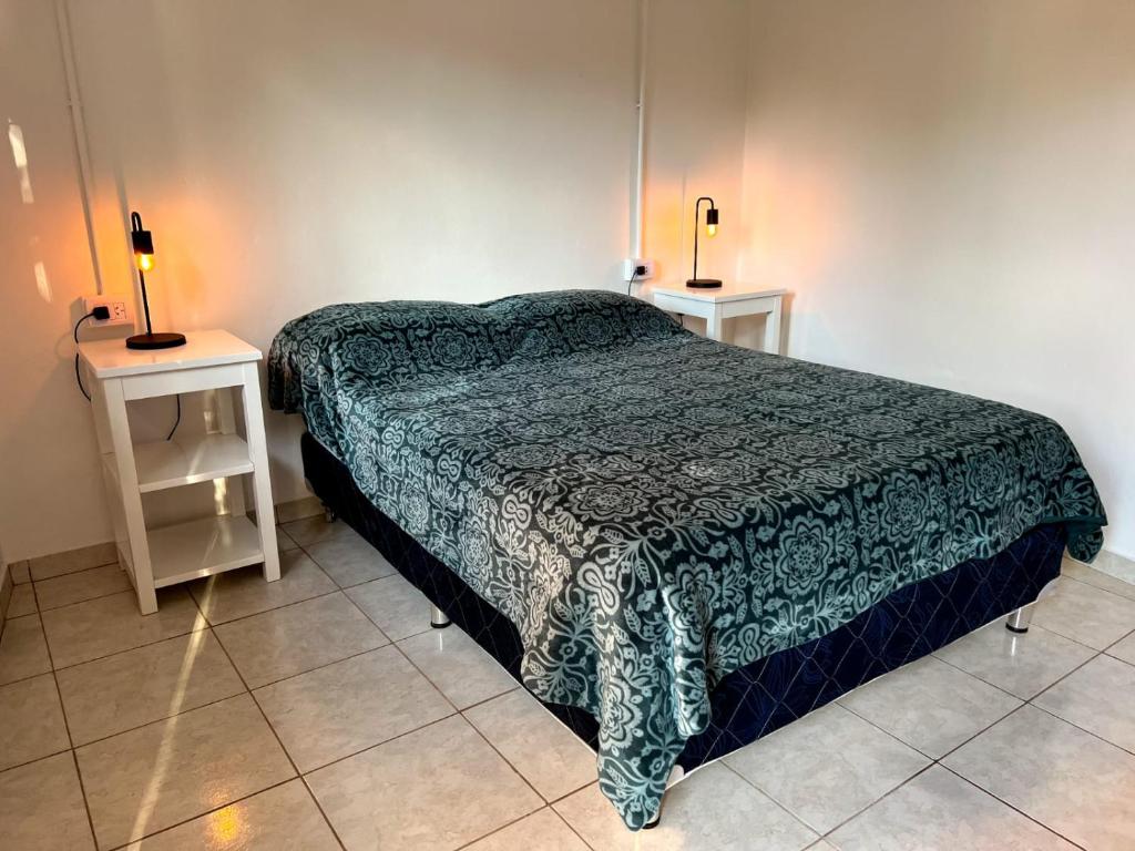 - une chambre avec un lit et 2 tables de chevet dans l'établissement Steve's House, à Puerto Iguazú