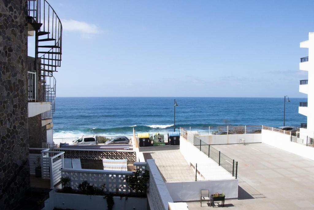 une vue sur l'océan depuis un immeuble dans l'établissement Casa Isaura-Bajamar, à Bajamar