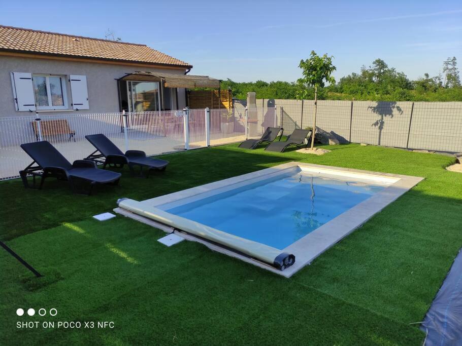 a swimming pool in the yard of a house at L&#39;Odyssée gîte avec sa piscine privative in Joyeuse