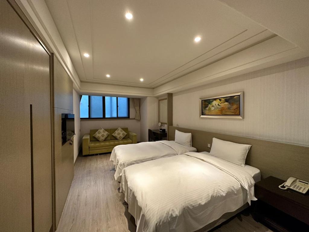 台北的住宿－世聯商旅，酒店客房,设有两张床和一张沙发