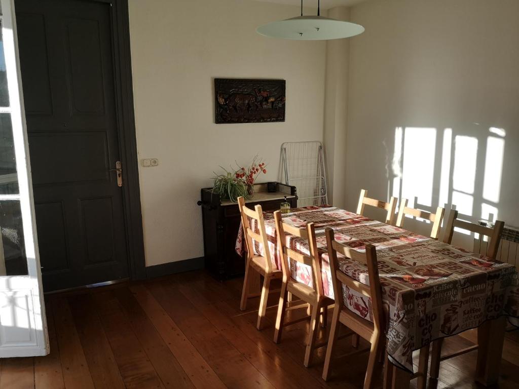 TV a/nebo společenská místnost v ubytování Hostal del Arquitecto