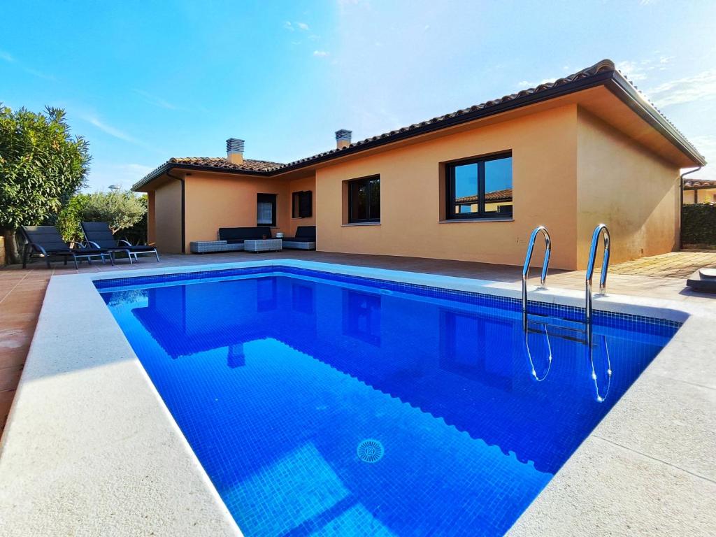 a swimming pool in front of a house at Casa con piscina en L'Estartit in Girona