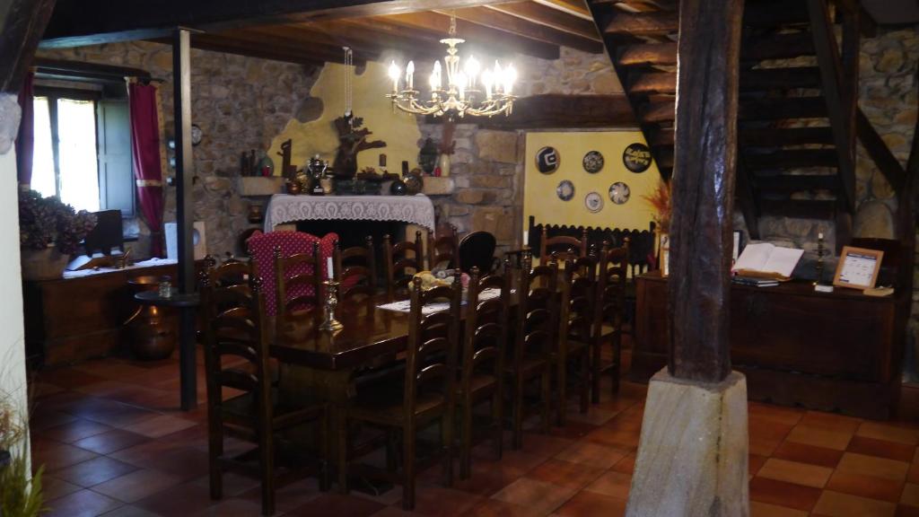 una sala da pranzo con tavolo e sedie di Casa Rural Garro a Guerricaiz
