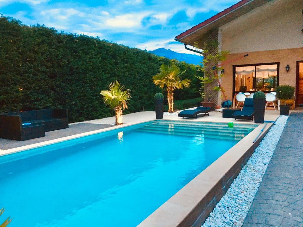 una piscina di fronte a una casa di Four Bedroom Chalet with Private Pool in the Heart of Rioja Alavesa a Laguardia