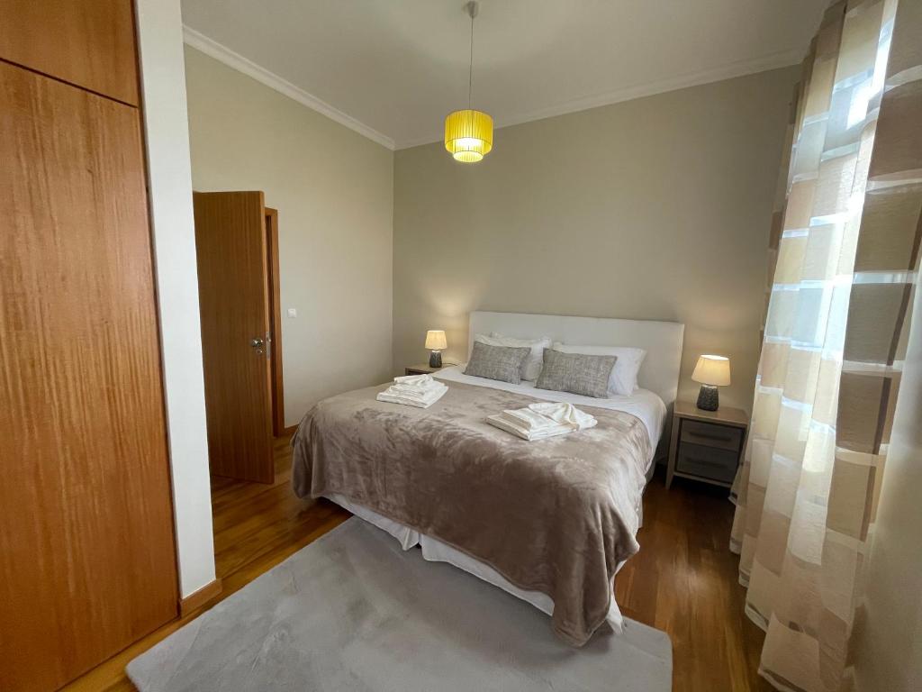 1 dormitorio con 1 cama con 2 toallas en CASA CAROTO en Porto Moniz