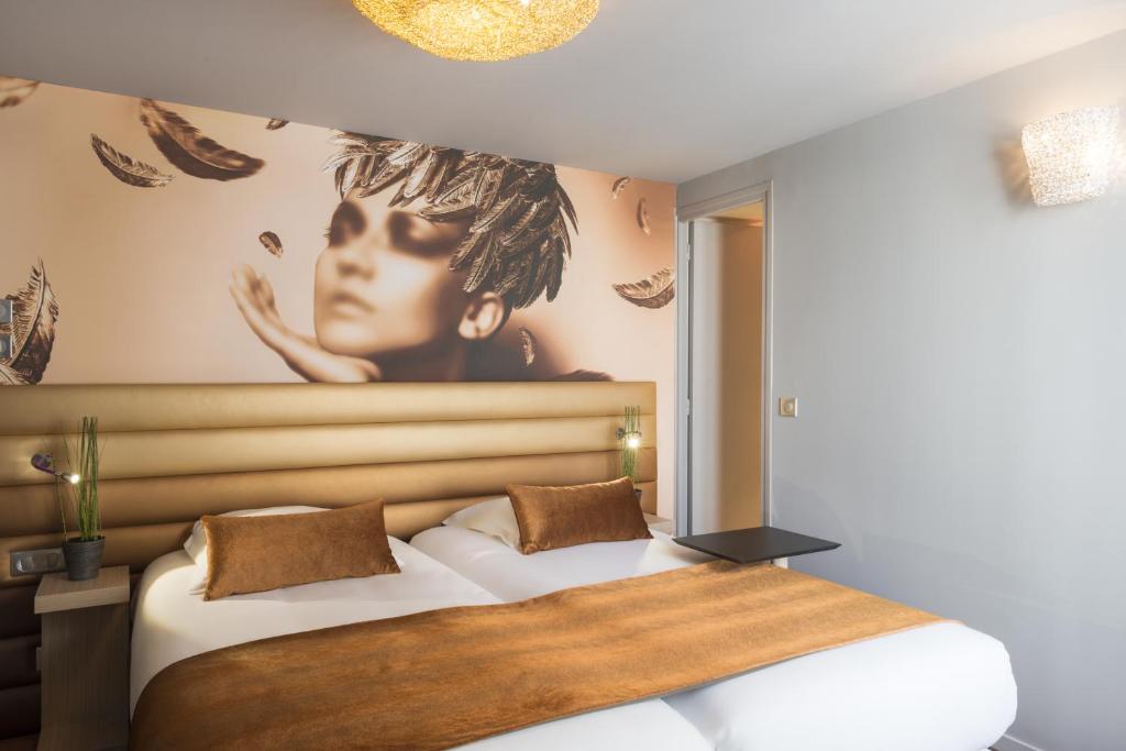 a bedroom with two beds and a painting on the wall at Le Bon Hôtel in Neuilly-sur-Seine