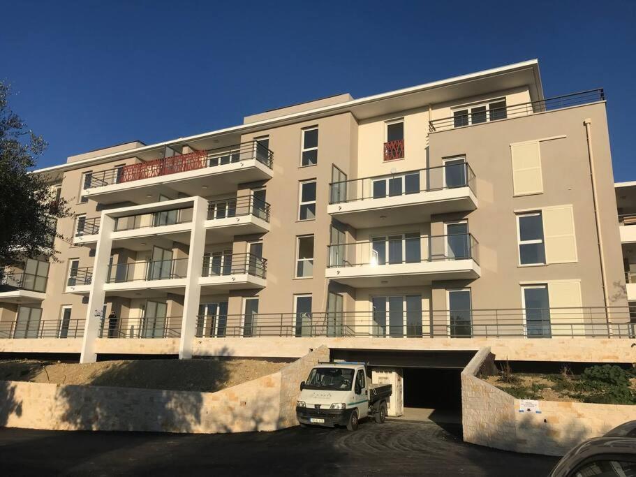 Budova, v ktorej sa apartmán nachádza