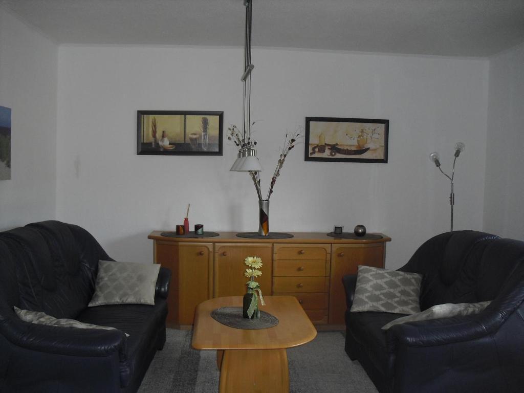 ein Wohnzimmer mit 2 Sofas und einem Couchtisch in der Unterkunft Haus Weiche in Flensburg