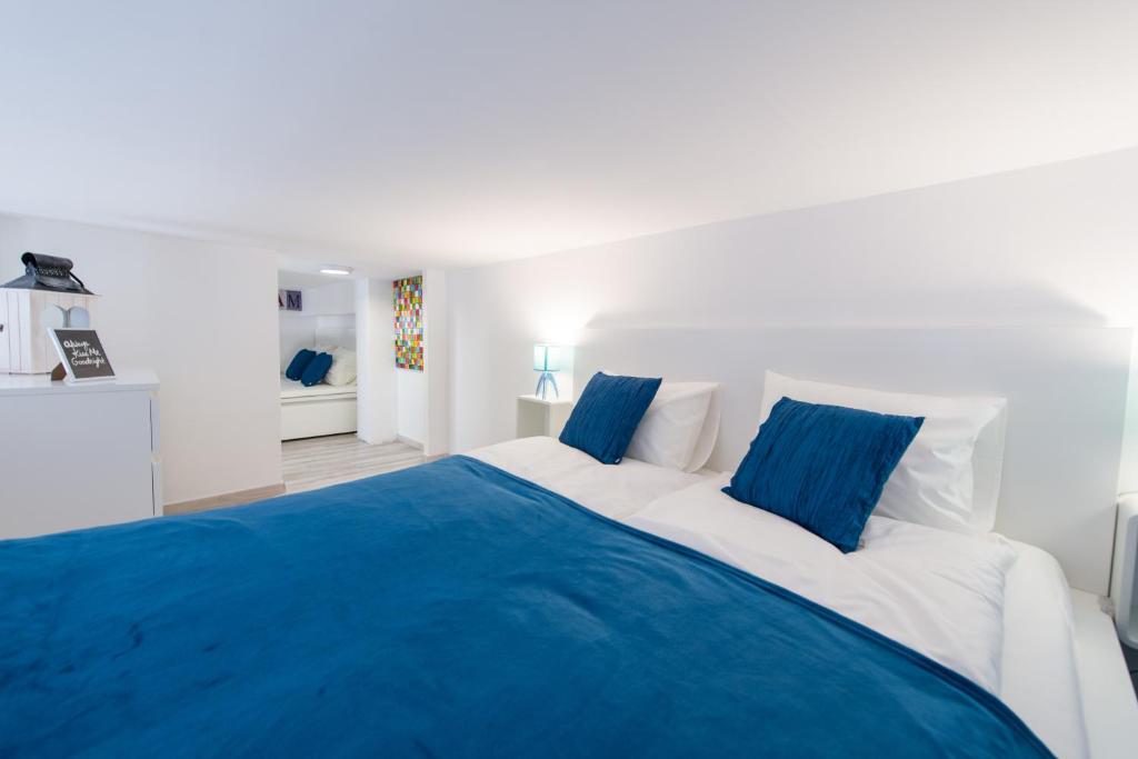 Postel nebo postele na pokoji v ubytování happy home BLUE
