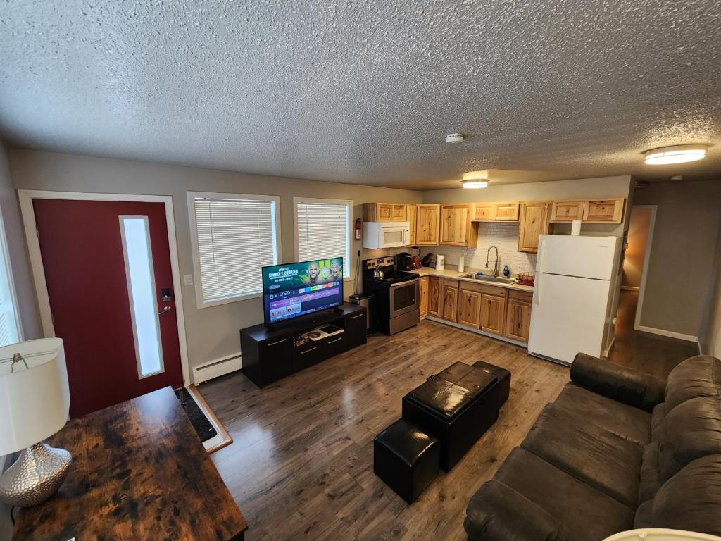 sala de estar con sofá y cocina en Nightshade BnB en Anchorage