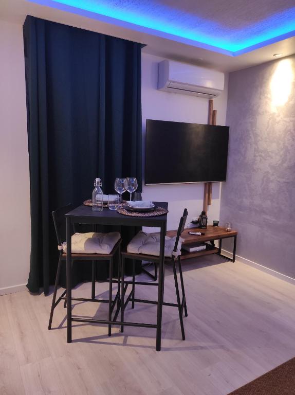 Televízia a/alebo spoločenská miestnosť v ubytovaní Appartement La Splenzia SPA Jacuzzi wifi clim