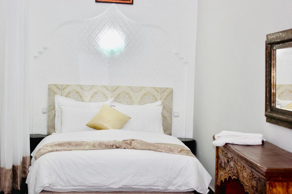Postel nebo postele na pokoji v ubytování DAR Riad Jomana