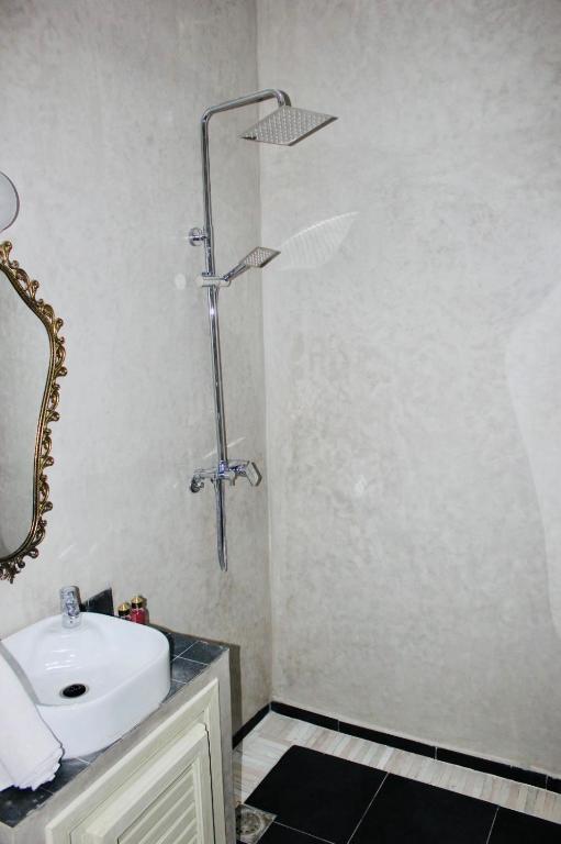 Koupelna v ubytování DAR Riad Jomana