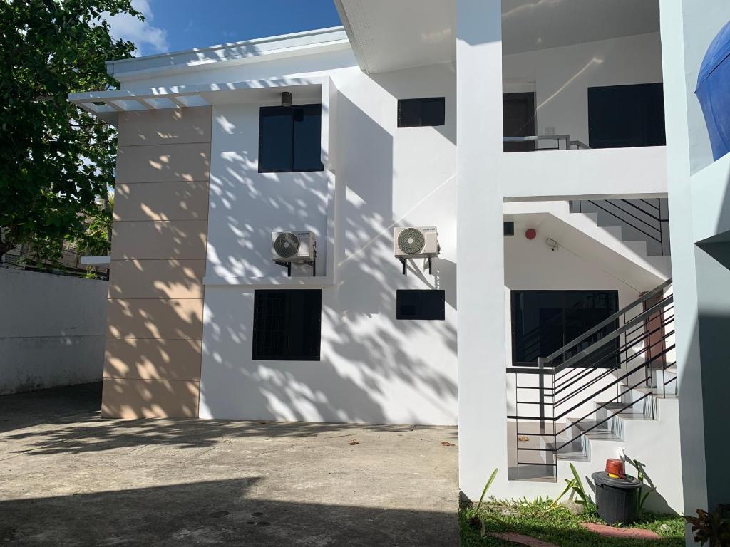 un bâtiment blanc avec un escalier sur son côté dans l'établissement Sajo Plaza & Residences, à Iloilo