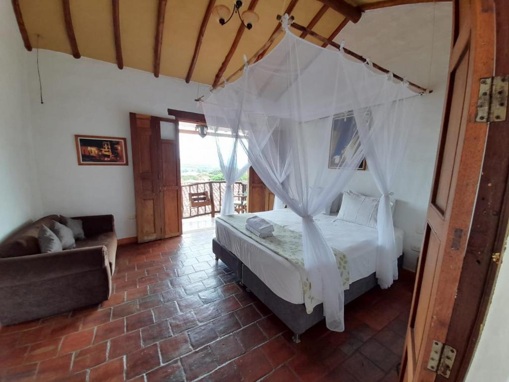 una camera con letto e zanzariera di Posada Súeños de Antonio a Barichara