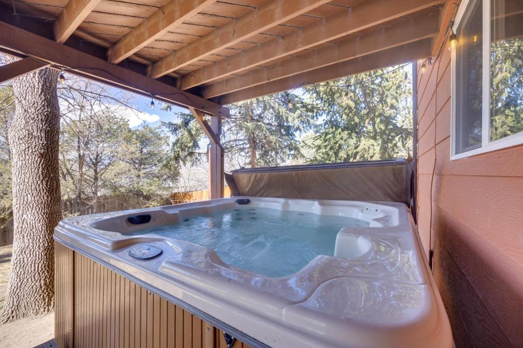 una bañera de hidromasaje en la parte trasera de una casa en Lovely Colorado Springs Home Mtn Views and Hot Tub!, en Colorado Springs