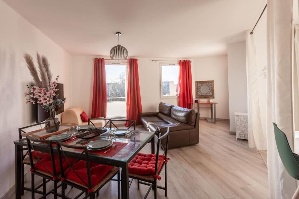 Posedenie v ubytovaní Joli loft équipé, tennis, piscine