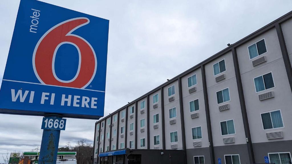 una señal de hotel frente a un edificio en Motel 6-Framingham, MA - Boston West, en Framingham