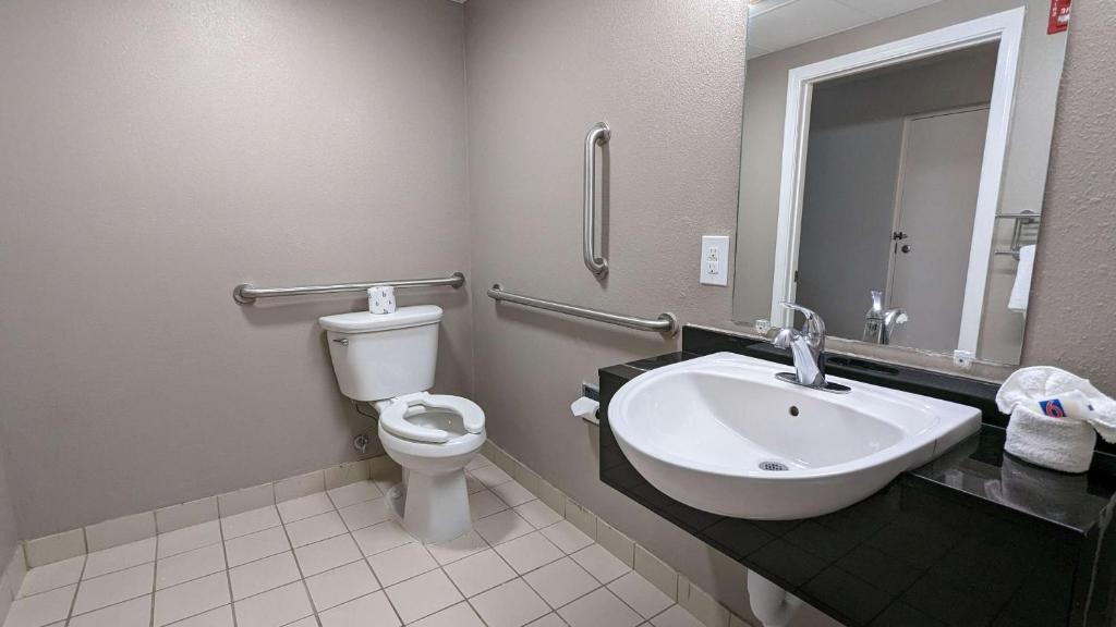 Motel 6-Framingham, MA - Boston West - Double Room With Two Beds And Mini Fridge