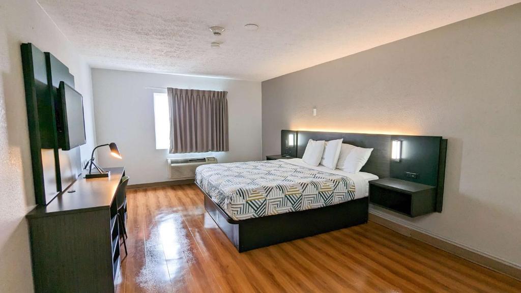 Motel 6-Framingham, MA - Boston West - Deluxe King Room