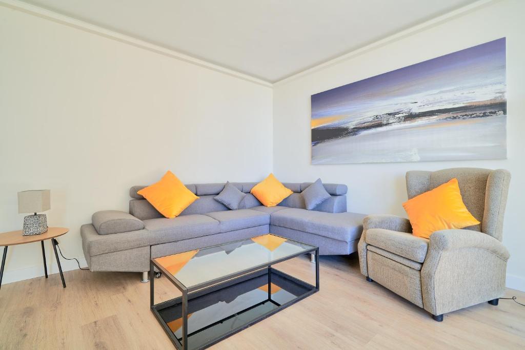 salon z kanapą i stołem w obiekcie Impresionante apartamento en Playa de la Malagueta w Maladze