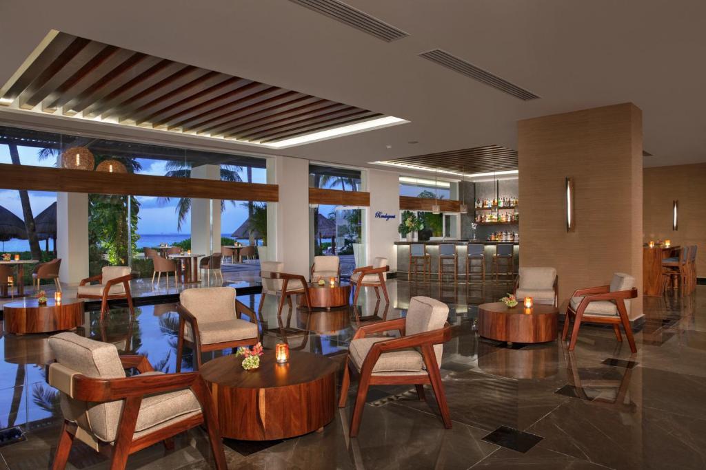 Un restaurante o sitio para comer en Dreams Sands Cancun Resort & Spa
