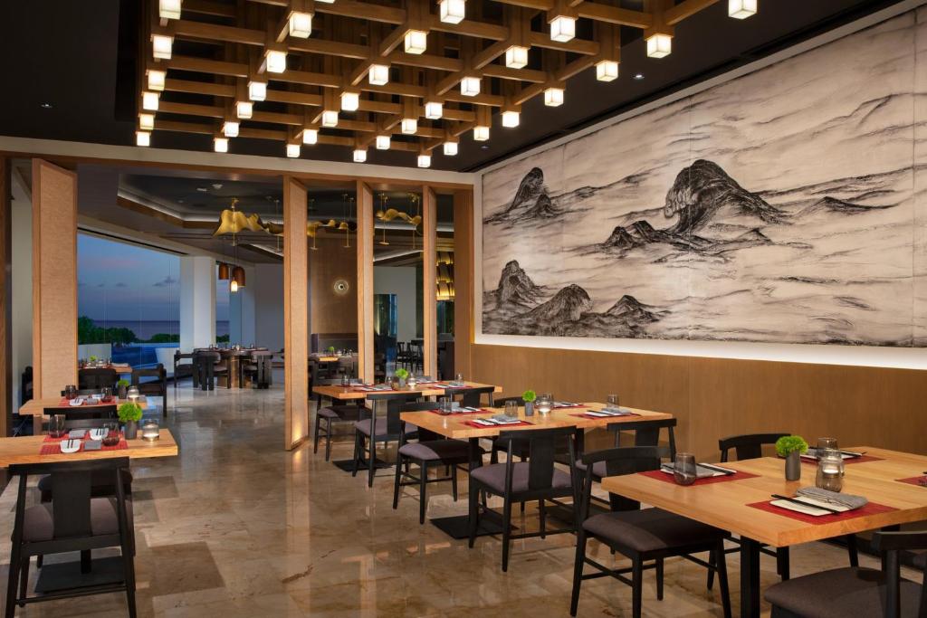 Un restaurante o sitio para comer en Dreams Sands Cancun Resort & Spa