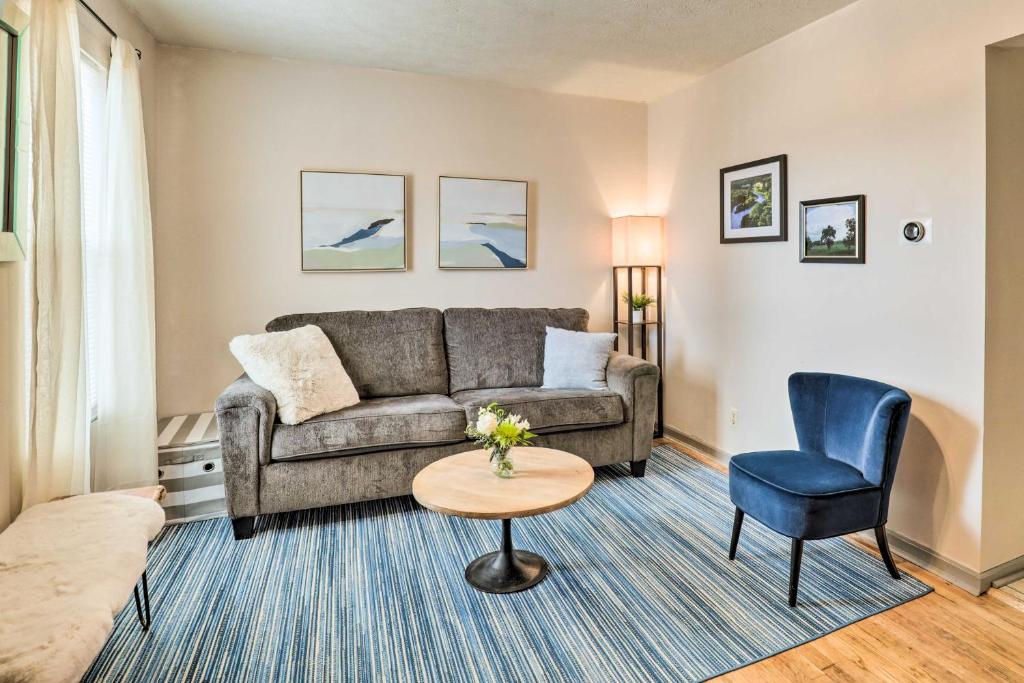 sala de estar con sofá, mesa y silla en Cozy Omaha Vacation Rental 6 Miles to Downtown!, en Omaha