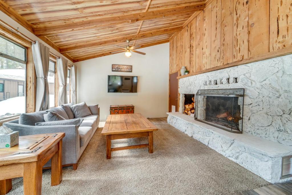 Graeagle的住宿－Graeagle Vacation Rental Cabin with Game Room!，带沙发和壁炉的客厅