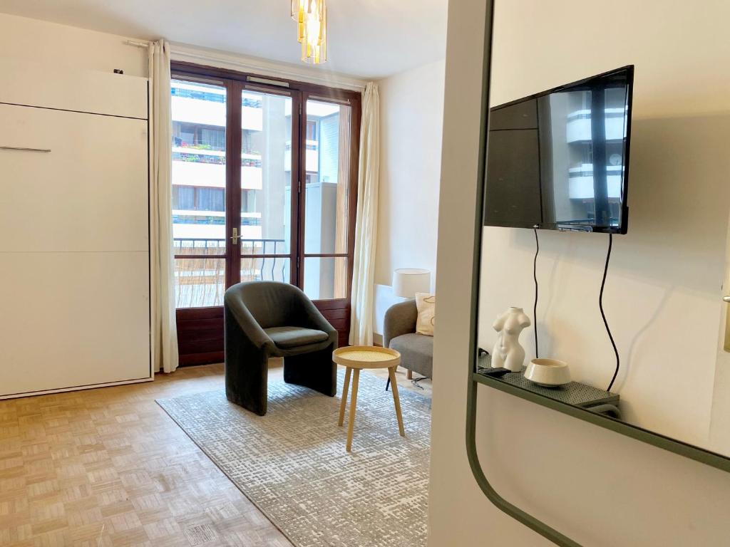 Televízia a/alebo spoločenská miestnosť v ubytovaní Appartement cosy avec balcon
