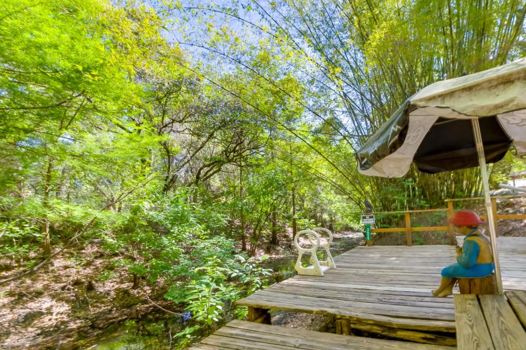 Fire Pit & Boat Dock: Peaceful Dunnellon Cabin! - Casa De Vacaciones