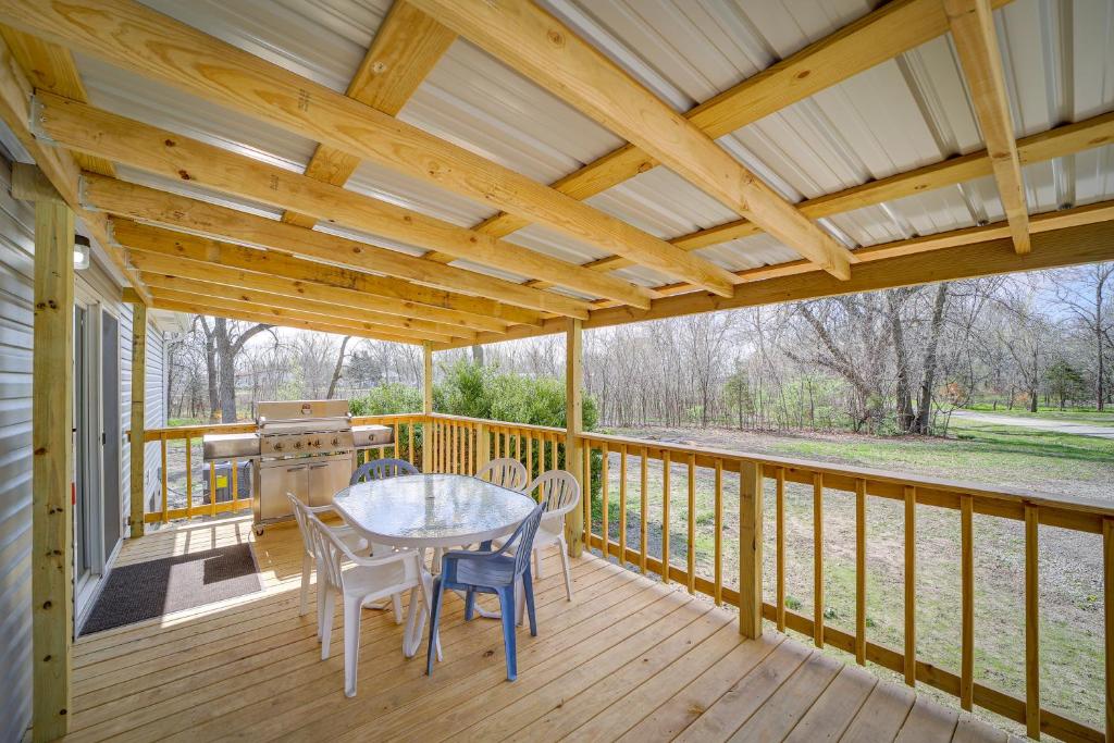 une terrasse en bois avec une table et des chaises. dans l'établissement West Mineral Vacation Rental Home with Fire Pit!, 