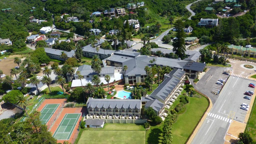 una vista aérea de una casa con pista de tenis en The Wilderness Hotel en Wilderness