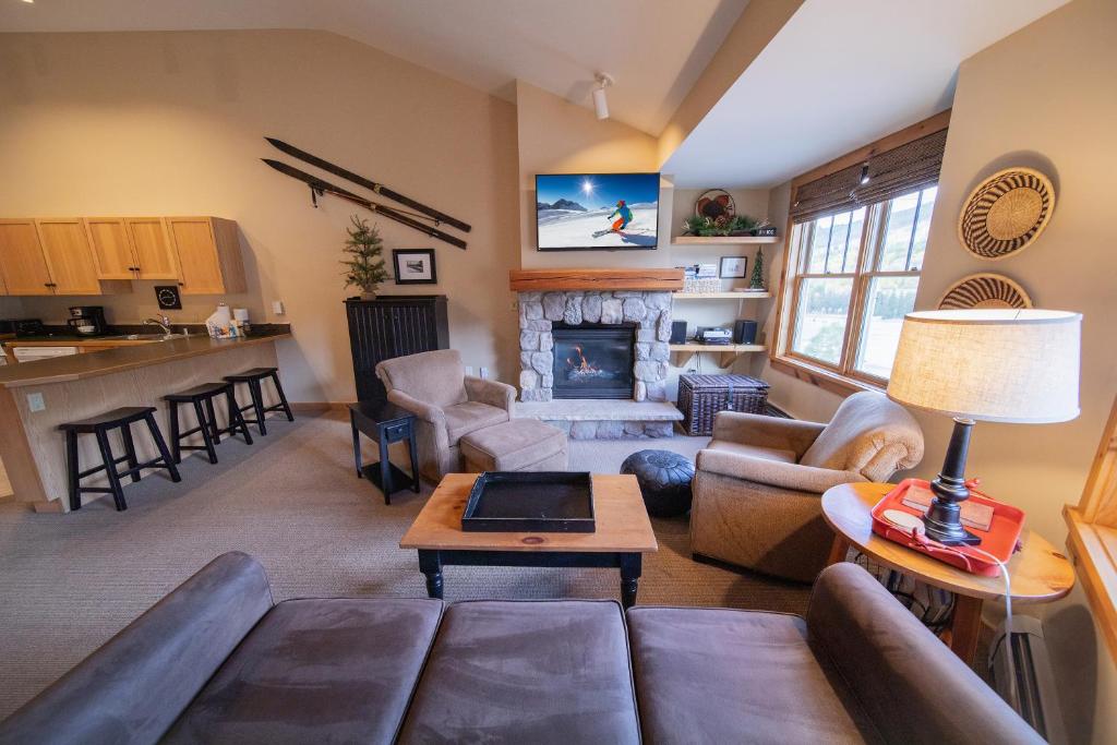 Buffalo Lodge 8411 في كيستون: غرفة معيشة مع أريكة ومدفأة