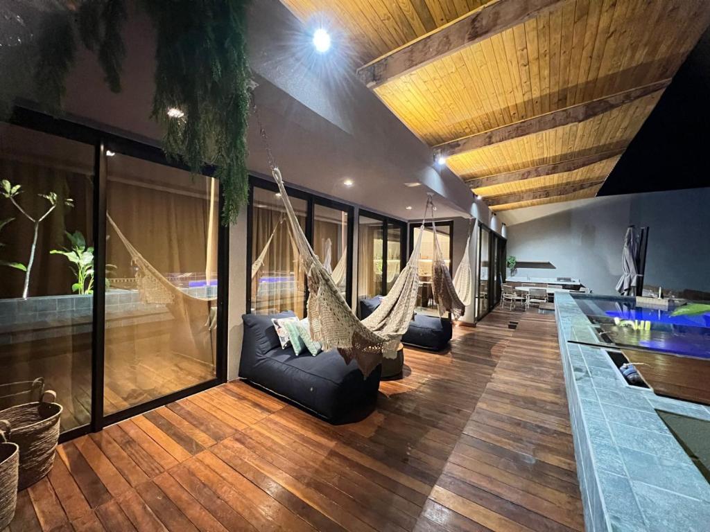 Zimmer mit Hängematte und Pool in der Unterkunft Milagres Hospedagens - Cobertura Rota 206 - Capela & Praia in São Miguel dos Milagres