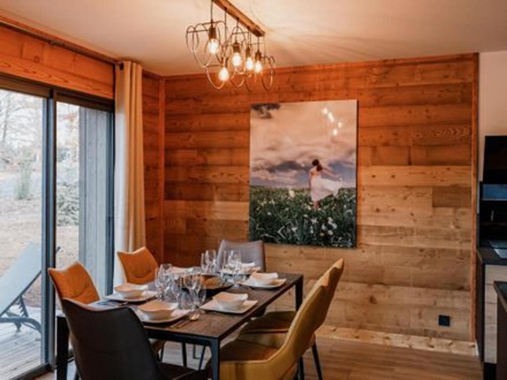 Televízia a/alebo spoločenská miestnosť v ubytovaní Golf, Bain à Remous, Piscine et Activités Ludiques : Lodge de Luxe pour 4 Adultes + 2 Enfants - FR-1-582-368