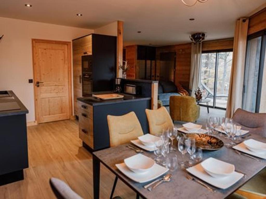 Kuchyňa alebo kuchynka v ubytovaní Golf, Bain à Remous, Piscine et Activités Ludiques : Lodge de Luxe pour 4 Adultes + 2 Enfants - FR-1-582-368