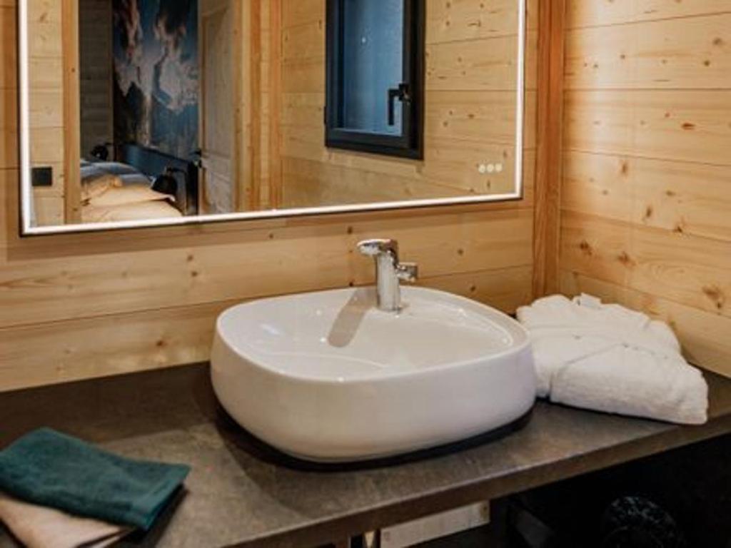 Kúpeľňa v ubytovaní Golf, Bain à Remous, Piscine et Activités Ludiques : Lodge de Luxe pour 4 Adultes + 2 Enfants - FR-1-582-368