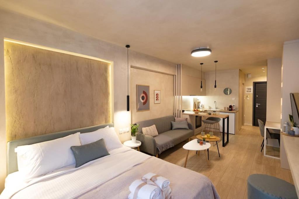um quarto com uma cama e uma sala de estar em Apo-Zachari elegant apartment em Lárissa