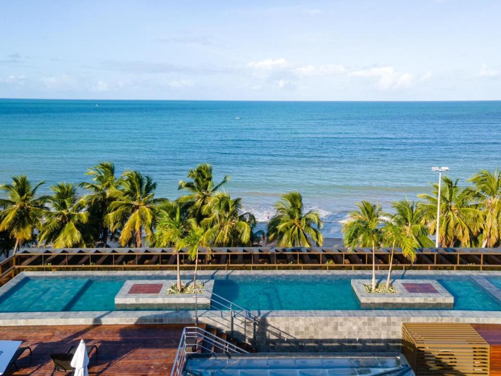 uma vista para o oceano a partir da varanda de um resort em Unity - Cabo Branco by Jess em João Pessoa