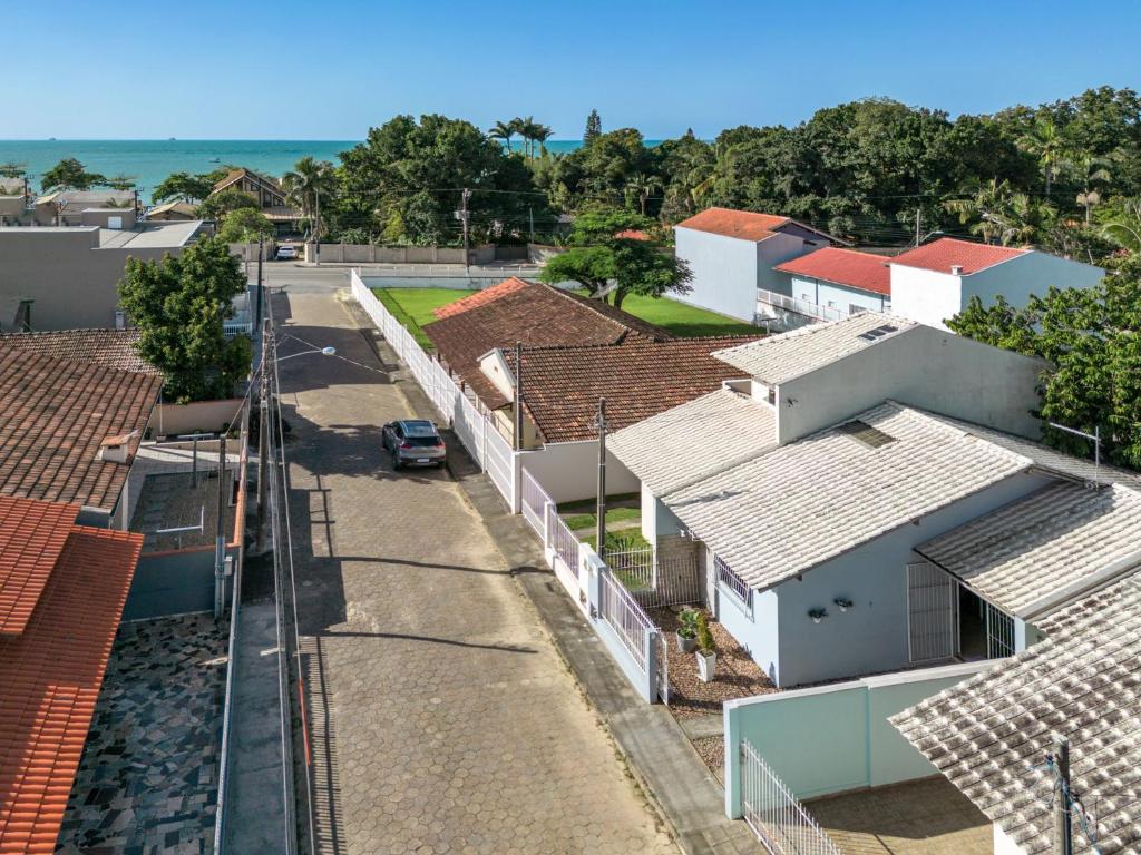 an aerial view of houses and a street at Linda casa a 150m da praia e prox ao Beto Carrero in Penha