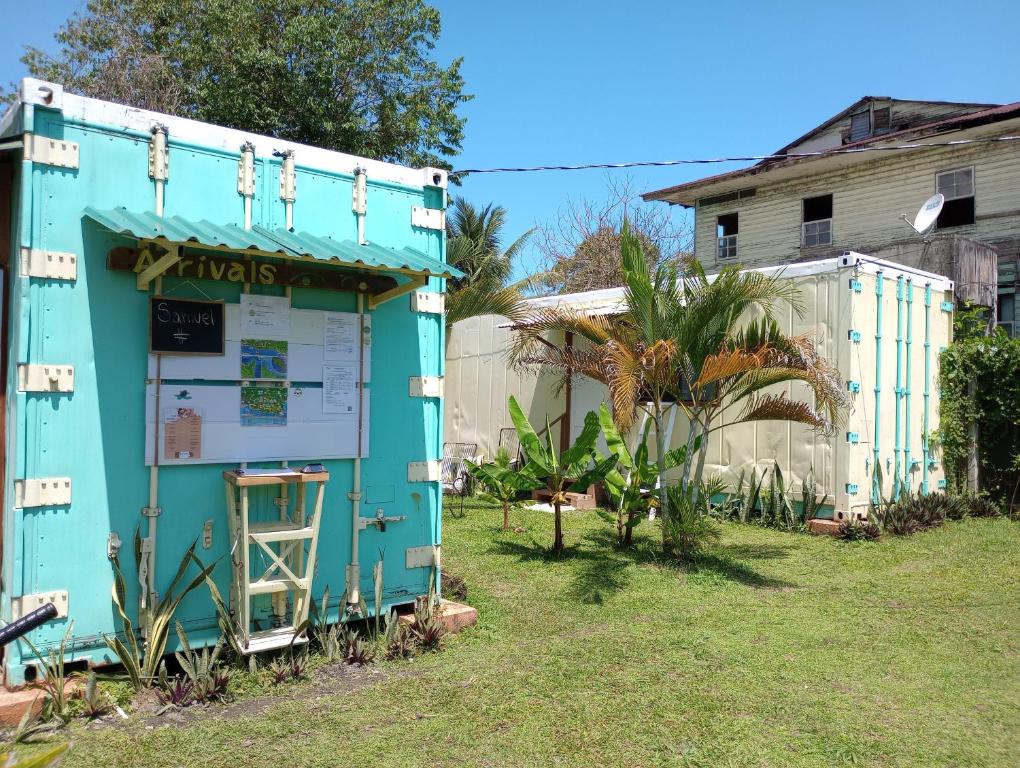 Zahrada ubytování Container House Cahuita