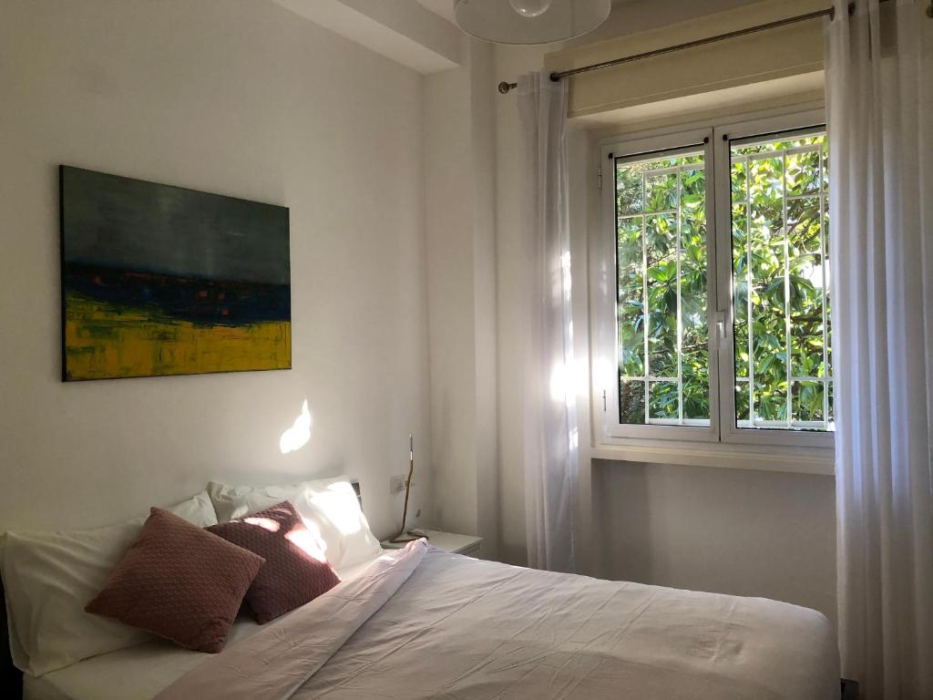um quarto com uma cama e uma janela em Lovely 2 room apartment with small garden em Milão