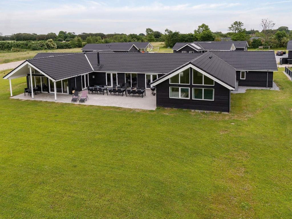 - une vue aérienne sur une maison avec de l'herbe verte dans l'établissement Holiday home Grenaa XVIII, à Grenå