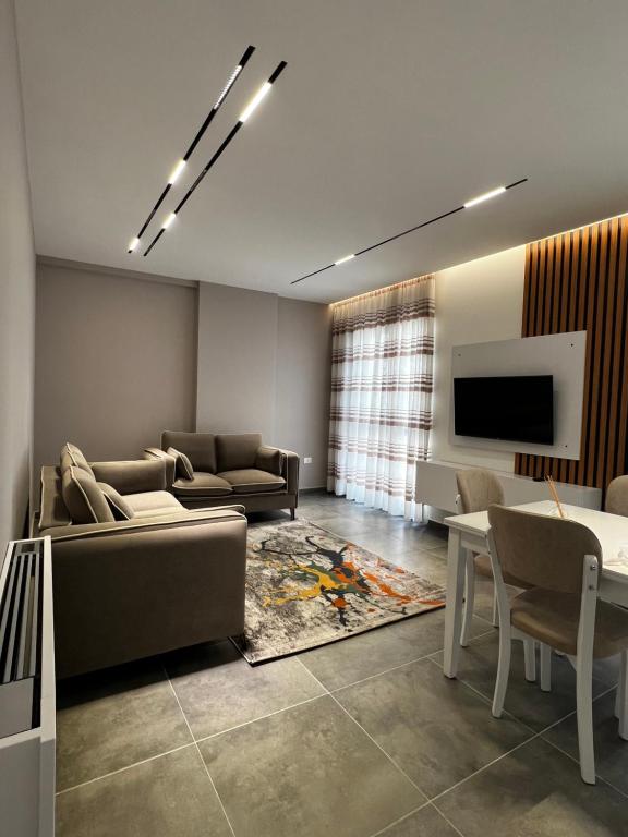 Comfort Inn ll - Image 1