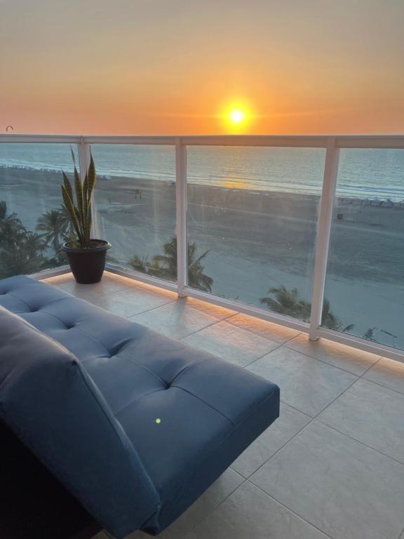 uma sala de estar com um sofá e vista para o oceano em Luxury apartment, sector morros, vista y salida al mar edificio Sunshine em Cartagena das Índias
